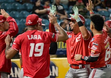 CARDENALES INICIA GIRA CON EL PIE DERECHO