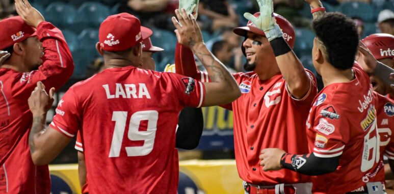 CARDENALES INICIA GIRA CON EL PIE DERECHO
